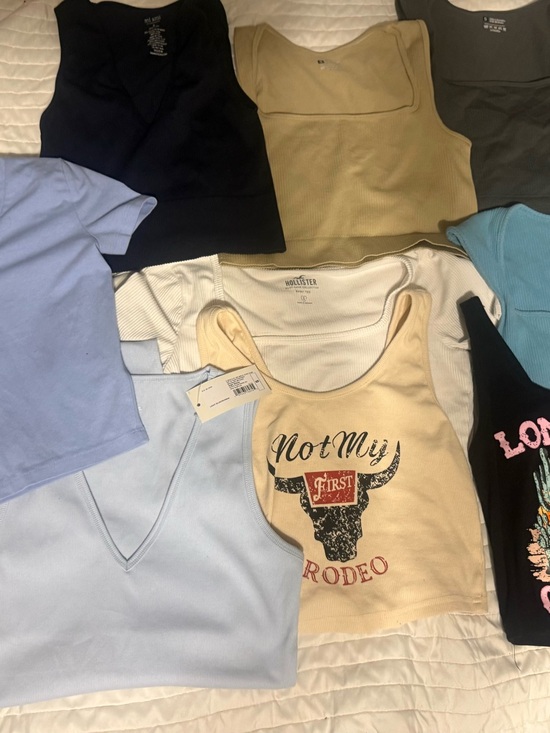 Hollister Tops - Hollister Tank & Graphic Tee Bundle - Light Blue, Cream, White, Black